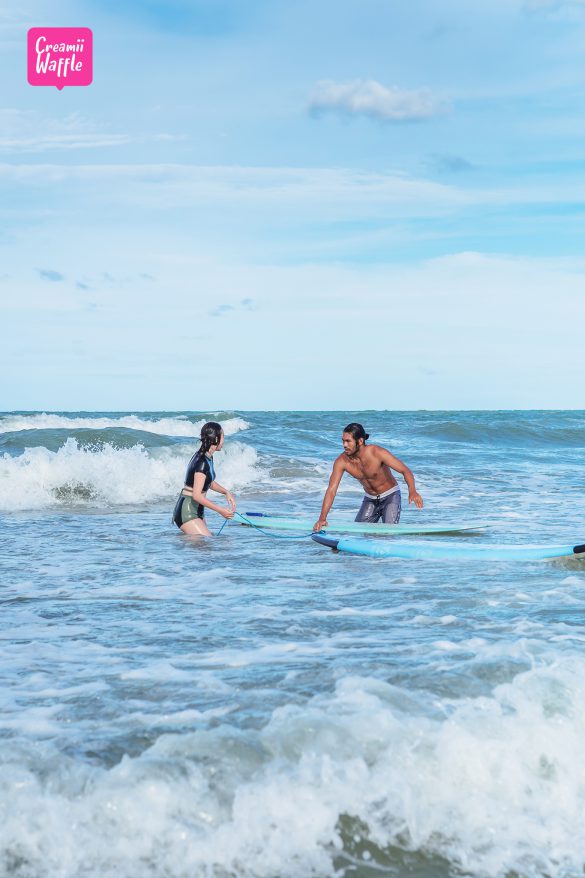 เล่นเซิร์ฟ ชายหาด